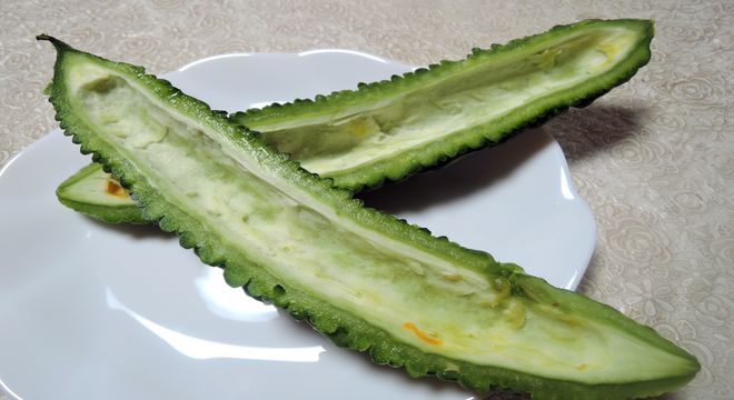 ゴーヤの種とワタを取り除く