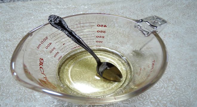 砂糖と酢をかき混ぜる