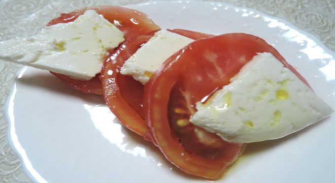 トマトと焼きヨーグルトのカプレーゼ