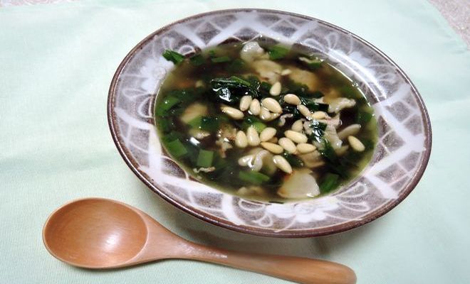 ニラと豚肉と松の実のスープ