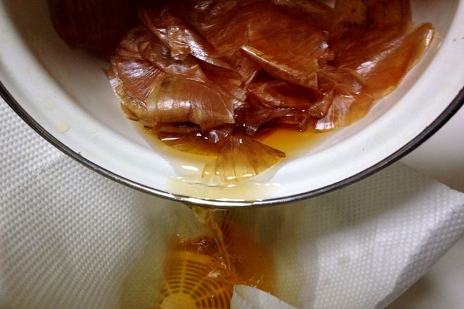 玉ねぎの薄皮煮汁を漉します。