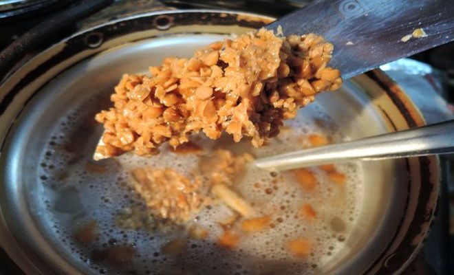 ひきわり納豆をナメコ汁に入れる