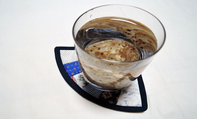 に姫川薬石を入れたコップに水を入れて飲んでみた。